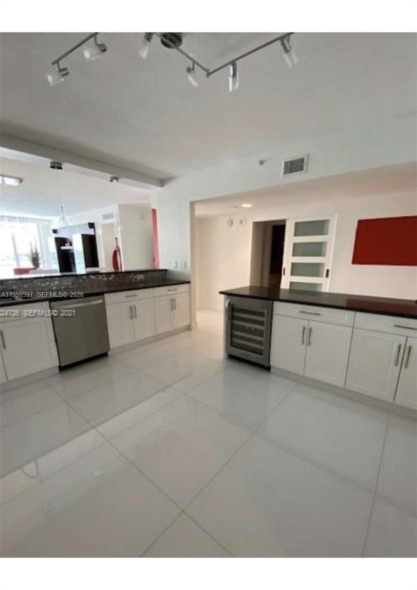 17050 N Bay Road 605 Property Photo 5