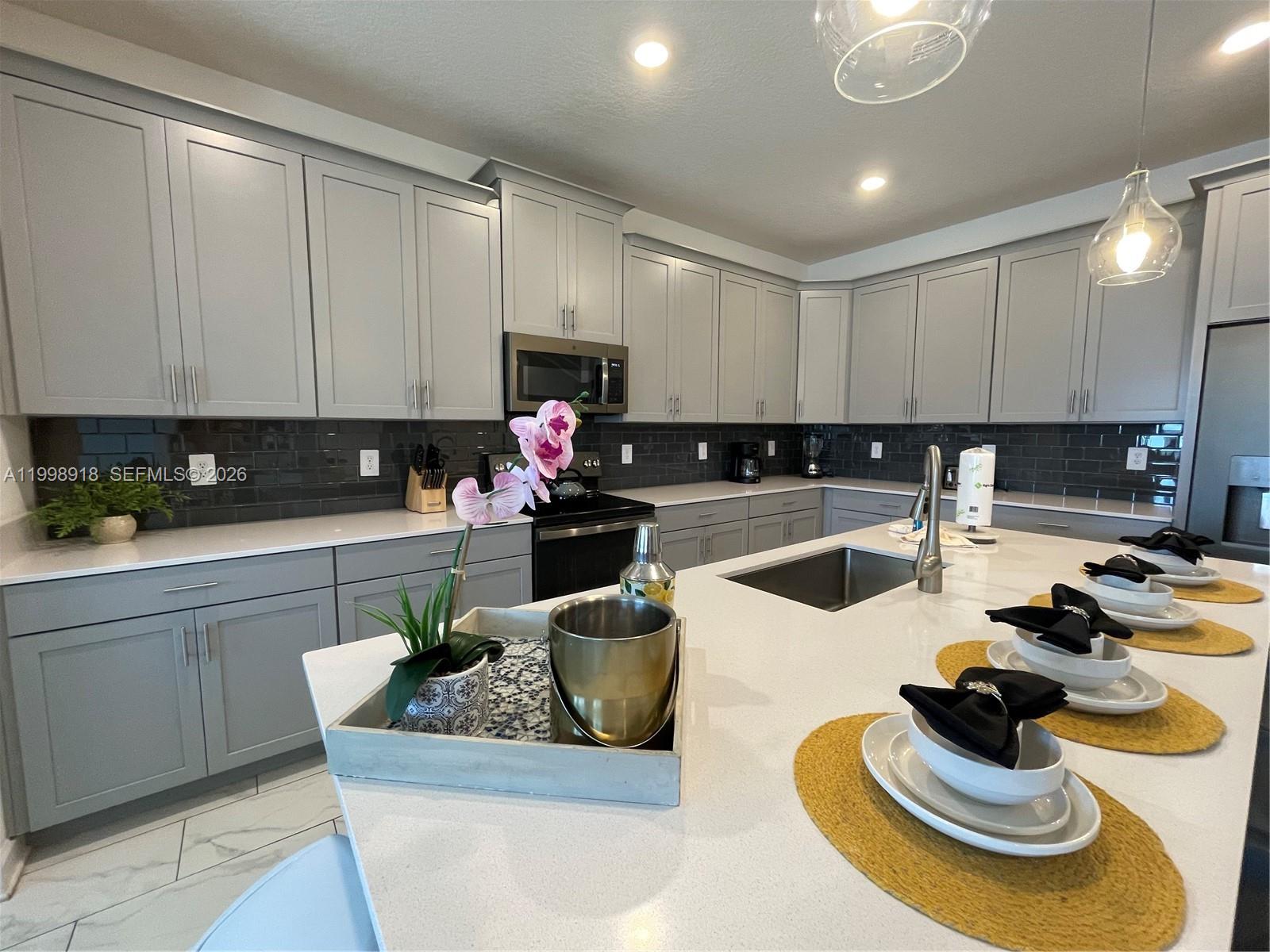 A11998918 Property Photo 8