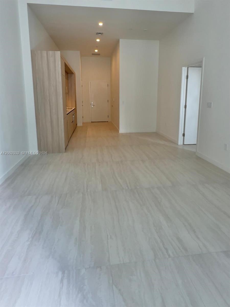 77 Se 5th Street 1010 Property Photo 2