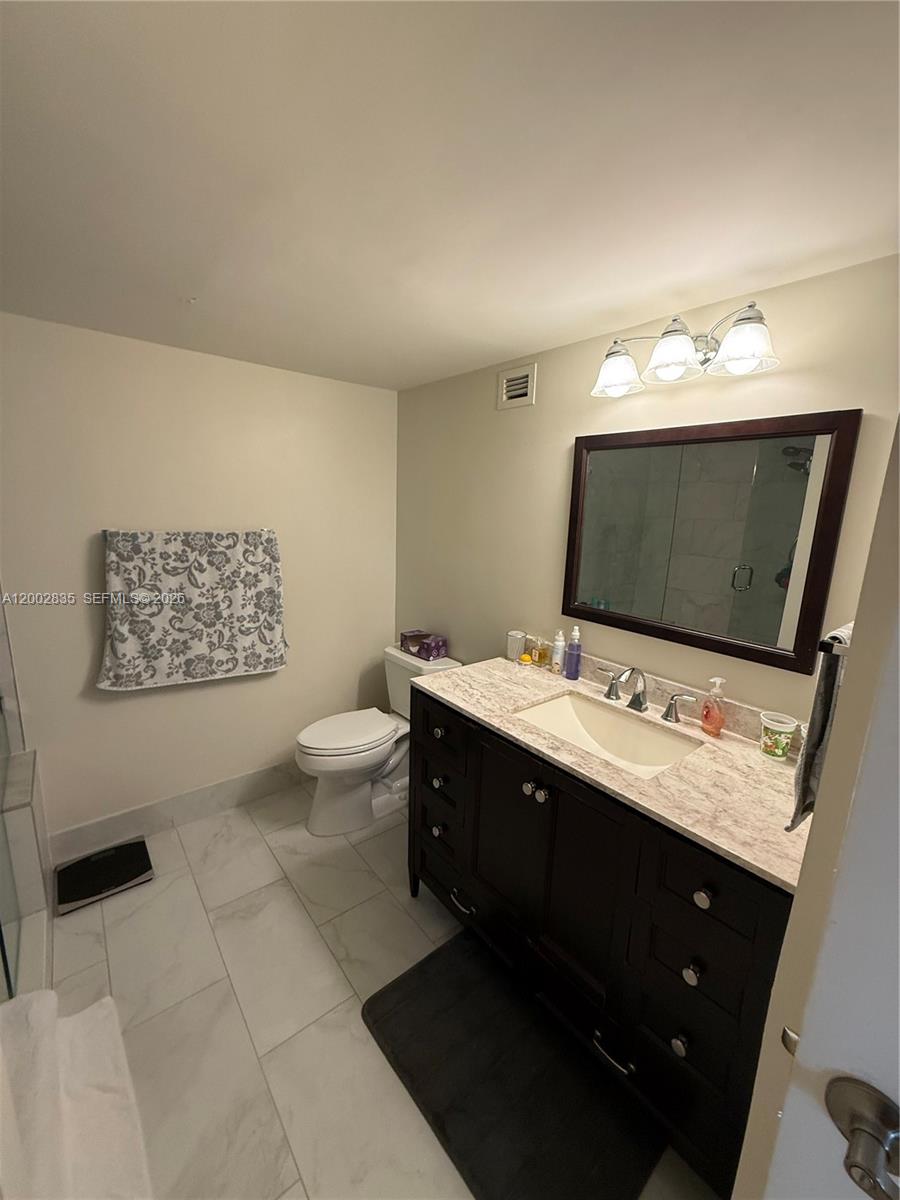 1000 Parkview Drive 407 Property Photo 11