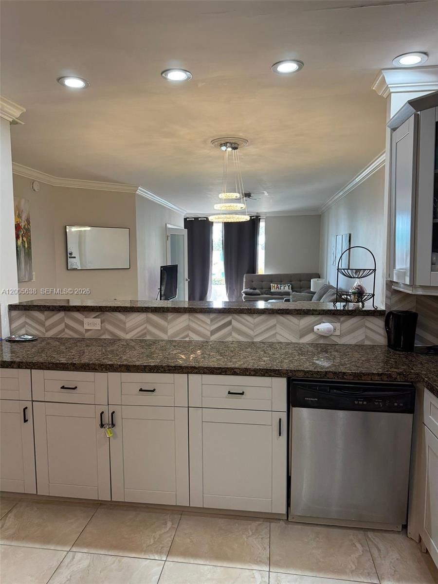 3725 S Ocean Drive L12 Property Photo 3