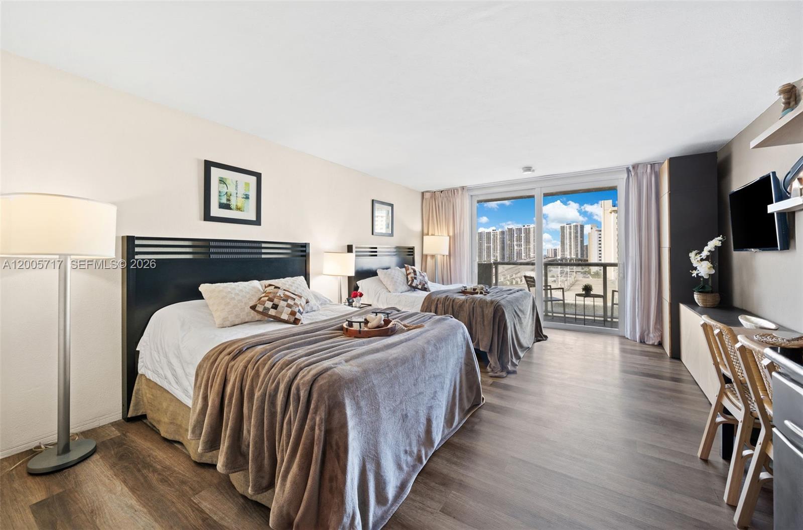 19201 Collins Avenue 736 Property Photo 1