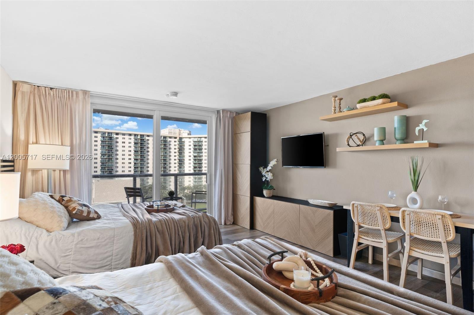 19201 Collins Avenue 736 Property Photo 2