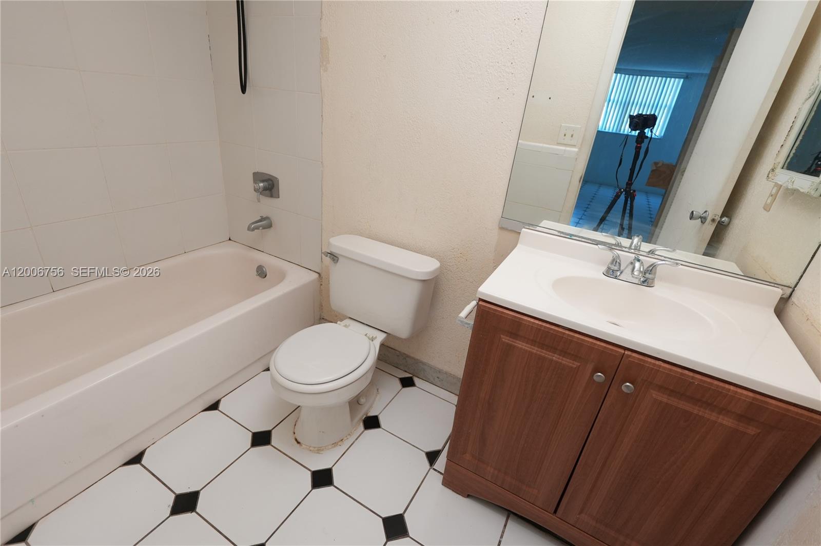 500 Executive Center Drive 1j Property Photo 8