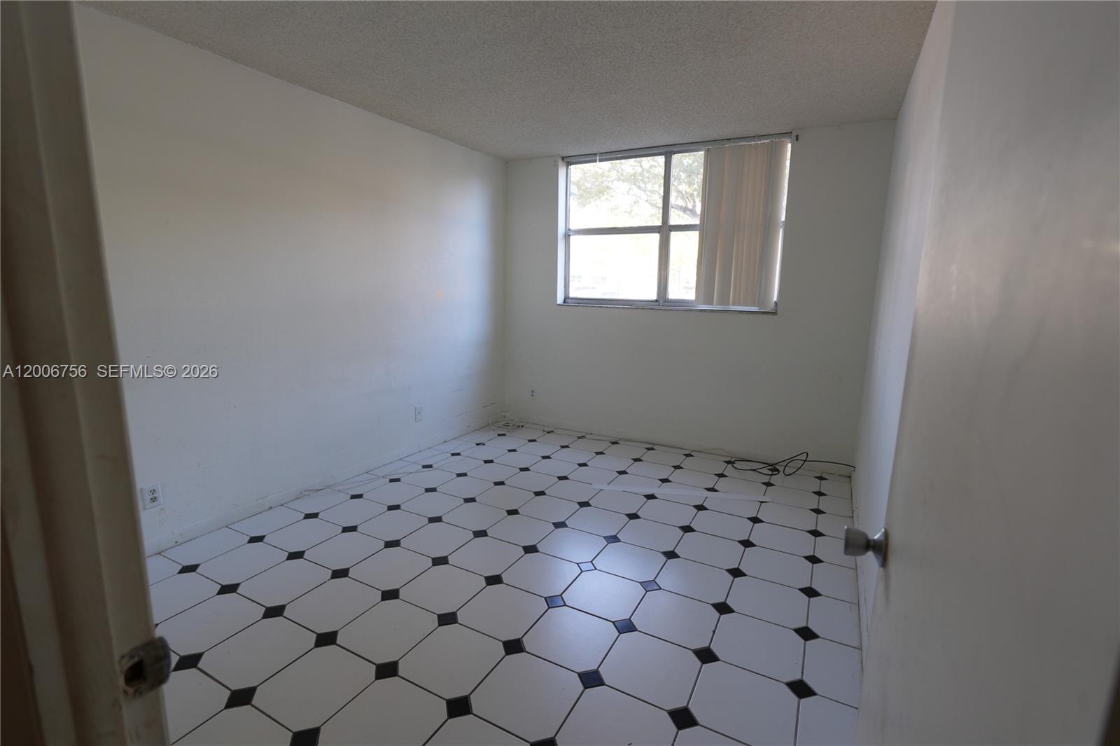 500 Executive Center Drive 1j Property Photo 12
