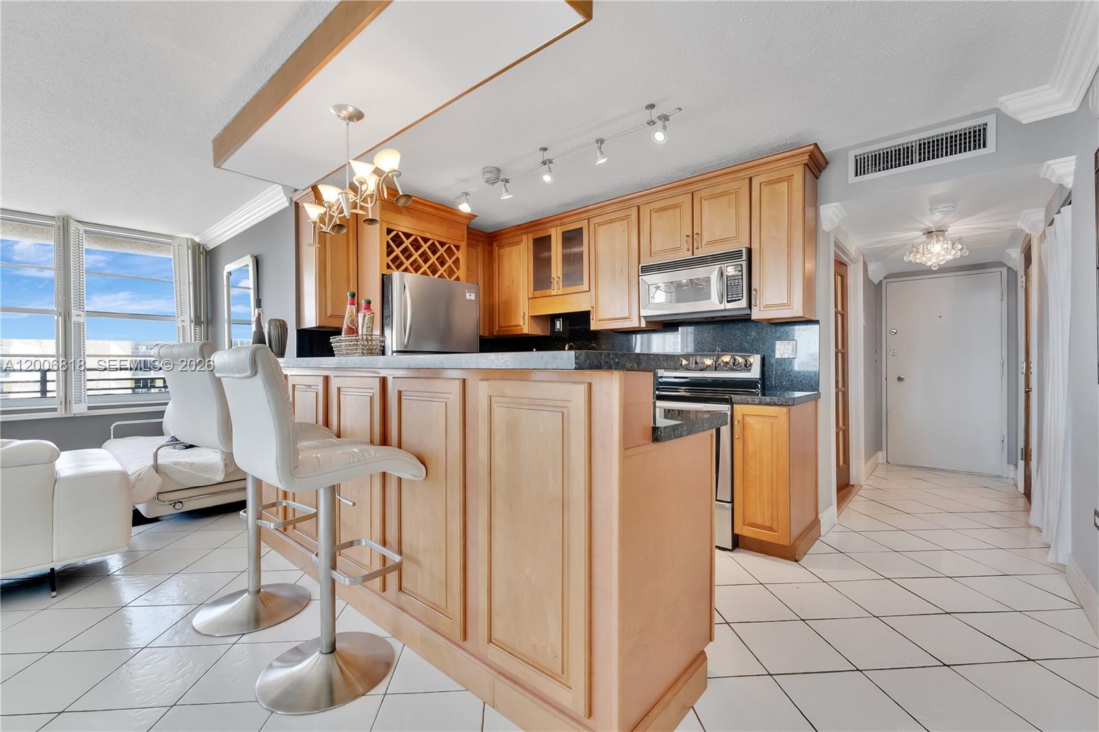 5555 Collins Avenue 16a Property Photo 10