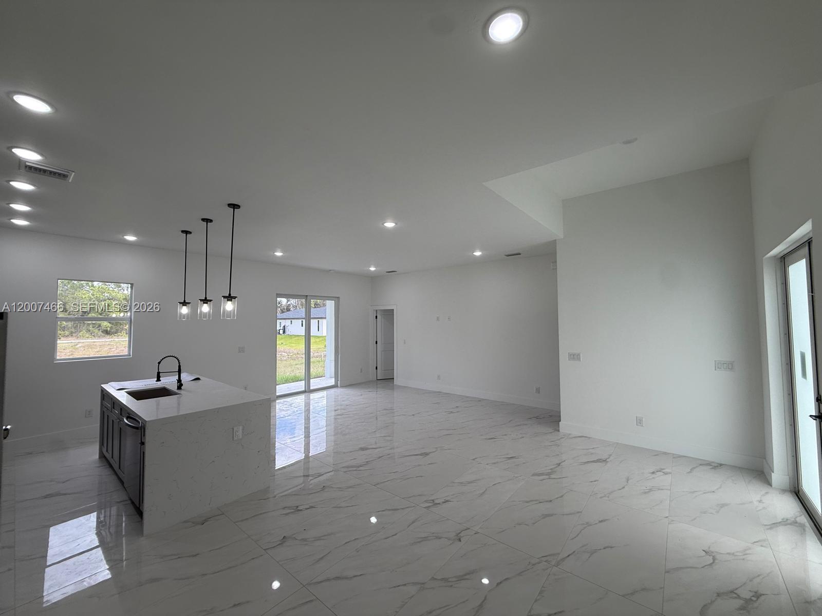 1089 Eisenhower Boulevard 1089 Property Photo 4