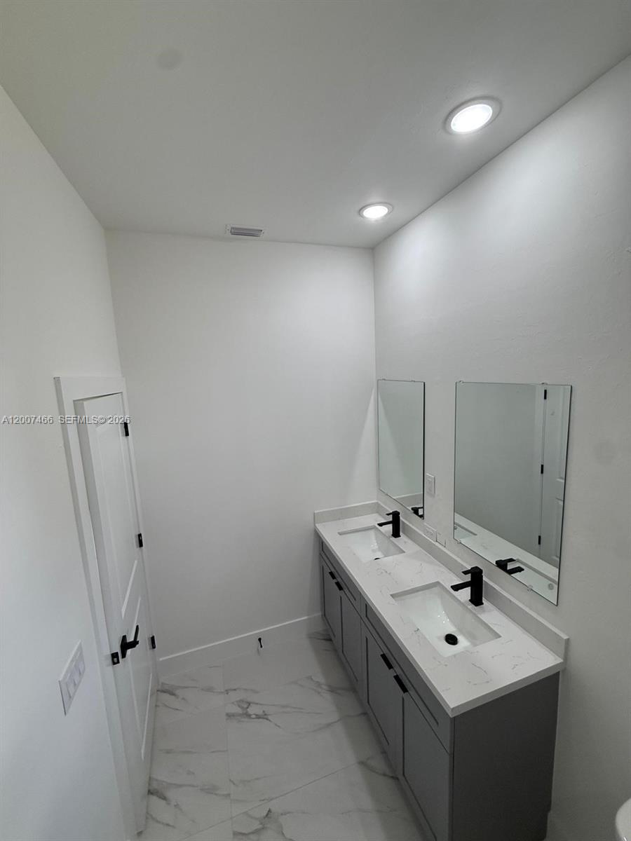 1089 Eisenhower Boulevard 1089 Property Photo 10