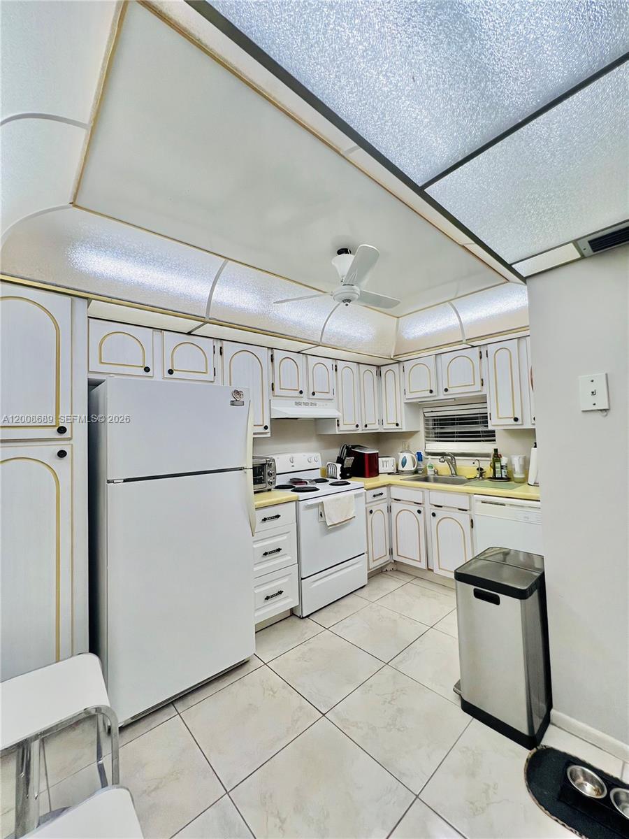 9820 S Hollybrook Lake Drive 202 Property Photo 3