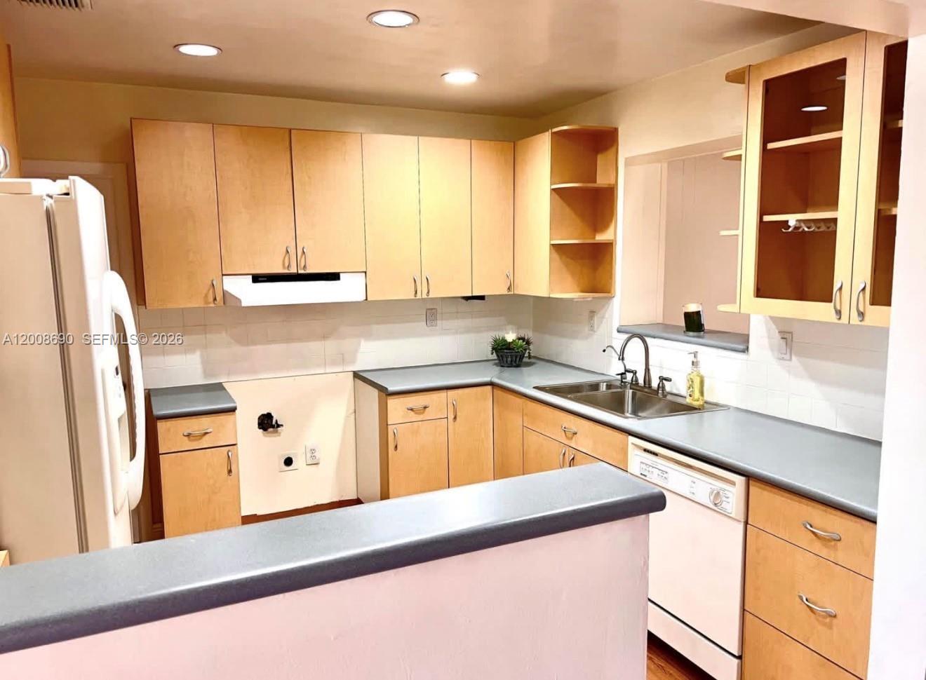 A12008690 Property Photo 4