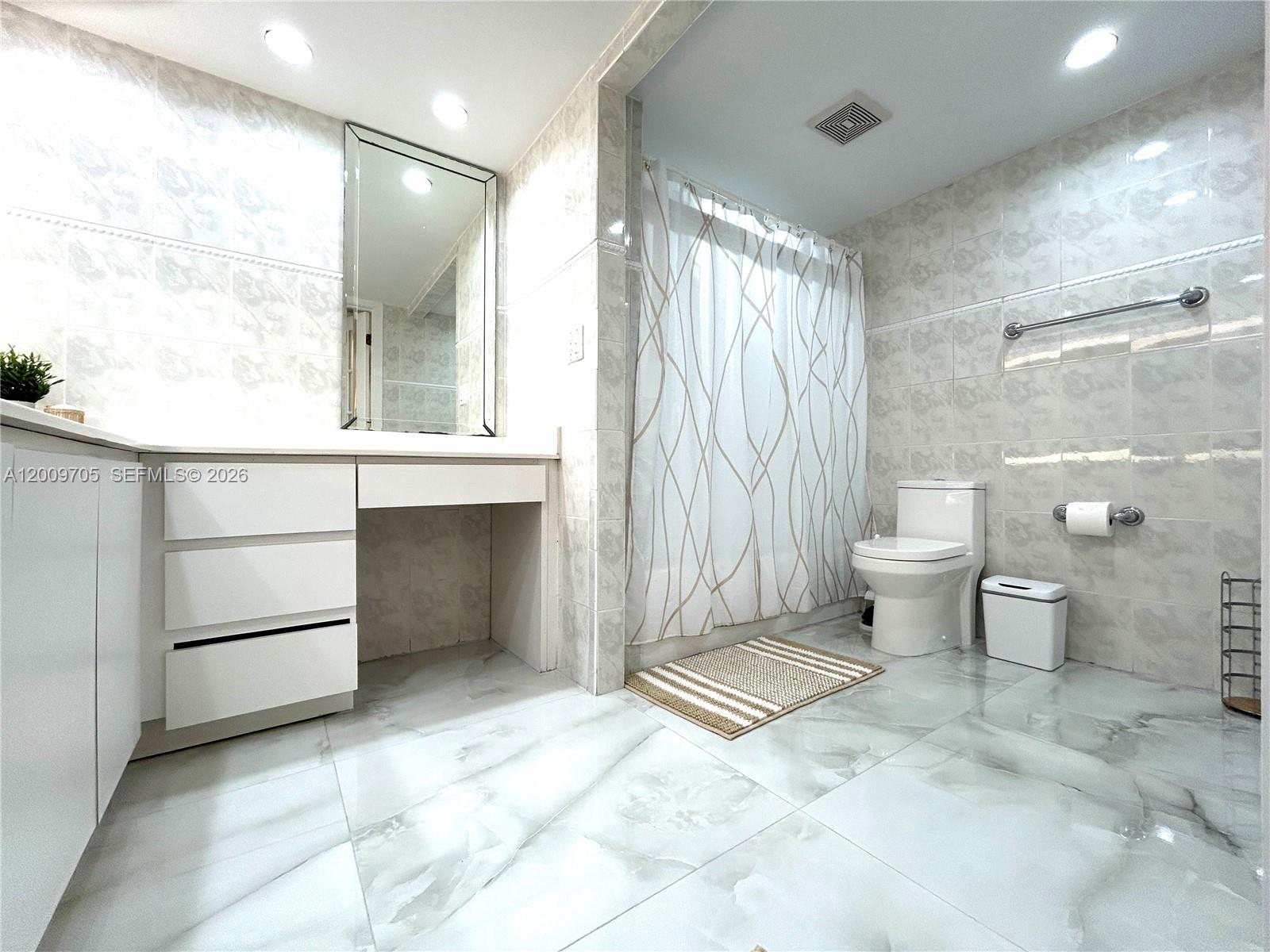 6039 Collins Avenue 1507 Property Photo 12