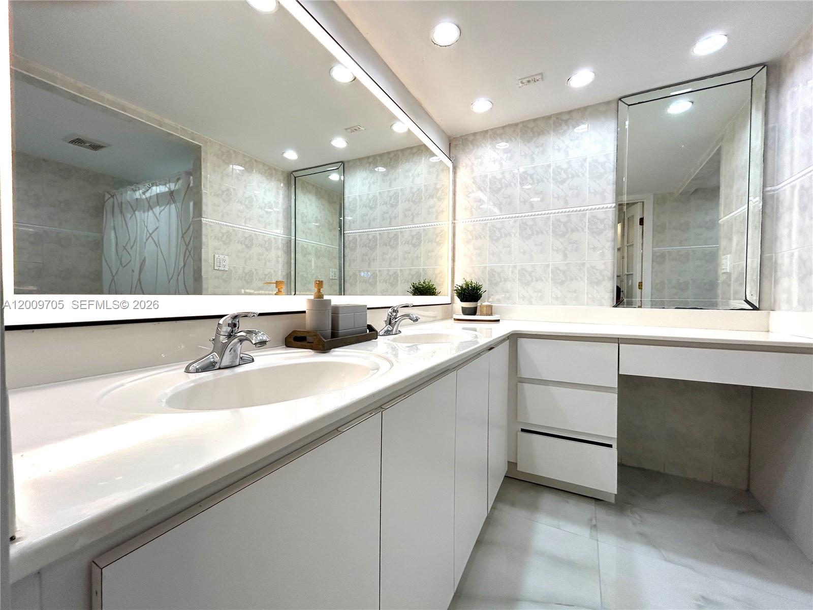 6039 Collins Avenue 1507 Property Photo 13