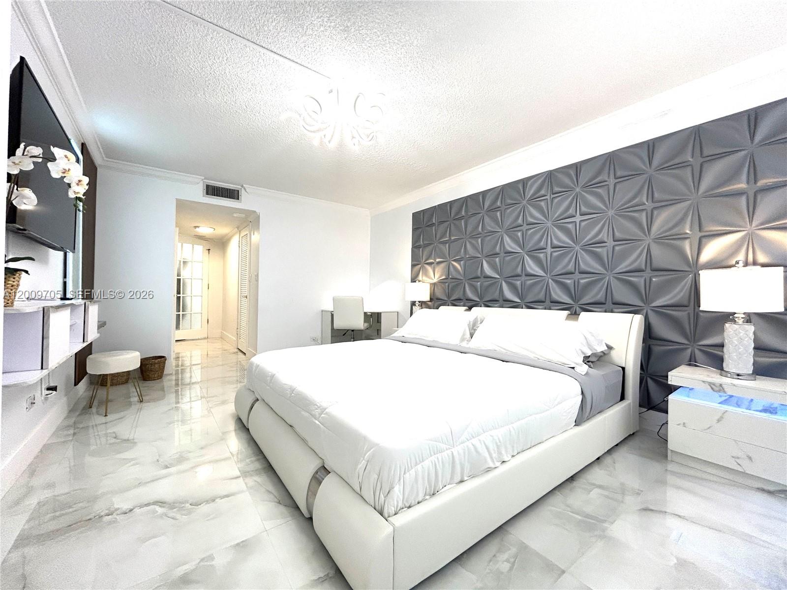 6039 Collins Avenue 1507 Property Photo 15