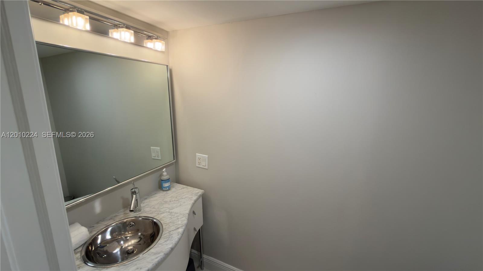 A12010224 Property Photo 11