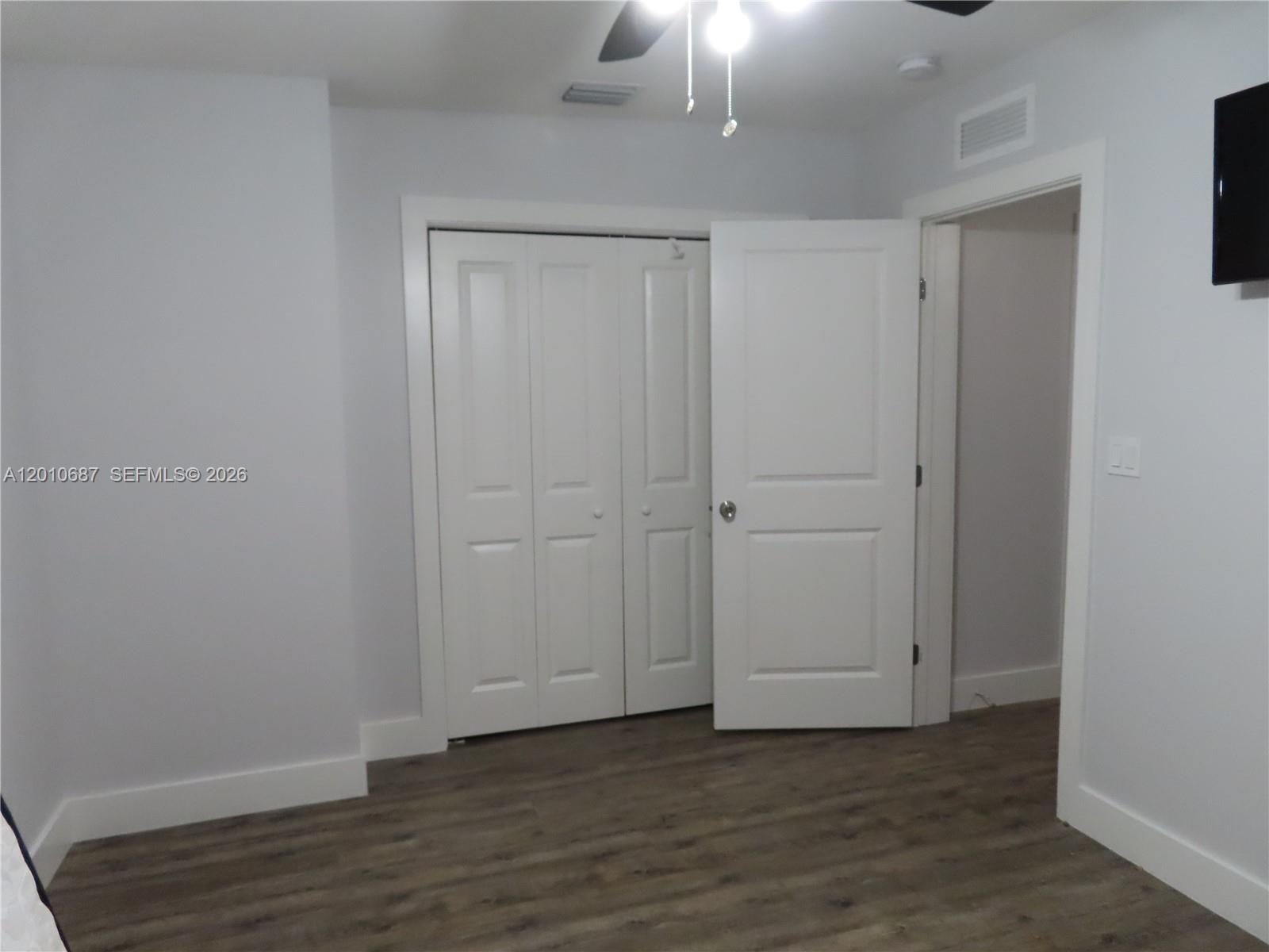 2433 Nw 96th Street B Property Photo 2