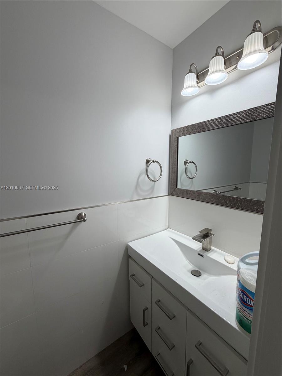 2433 Nw 96th Street B Property Photo 4
