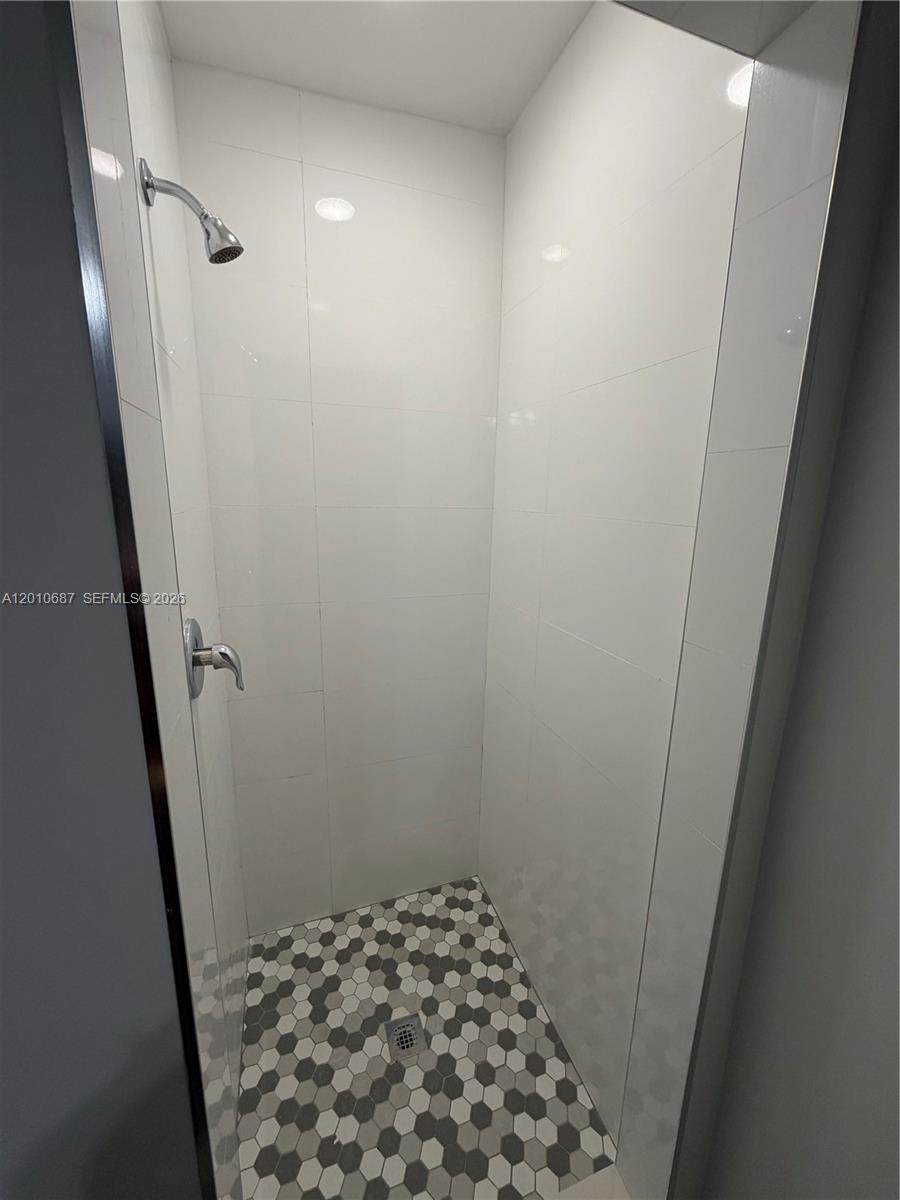 2433 Nw 96th Street B Property Photo 5