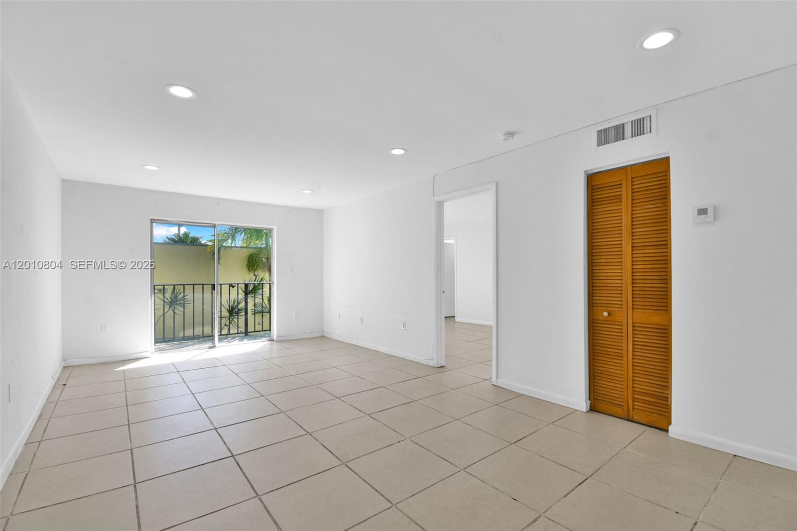 618 Euclid Avenue 303 Property Photo 3