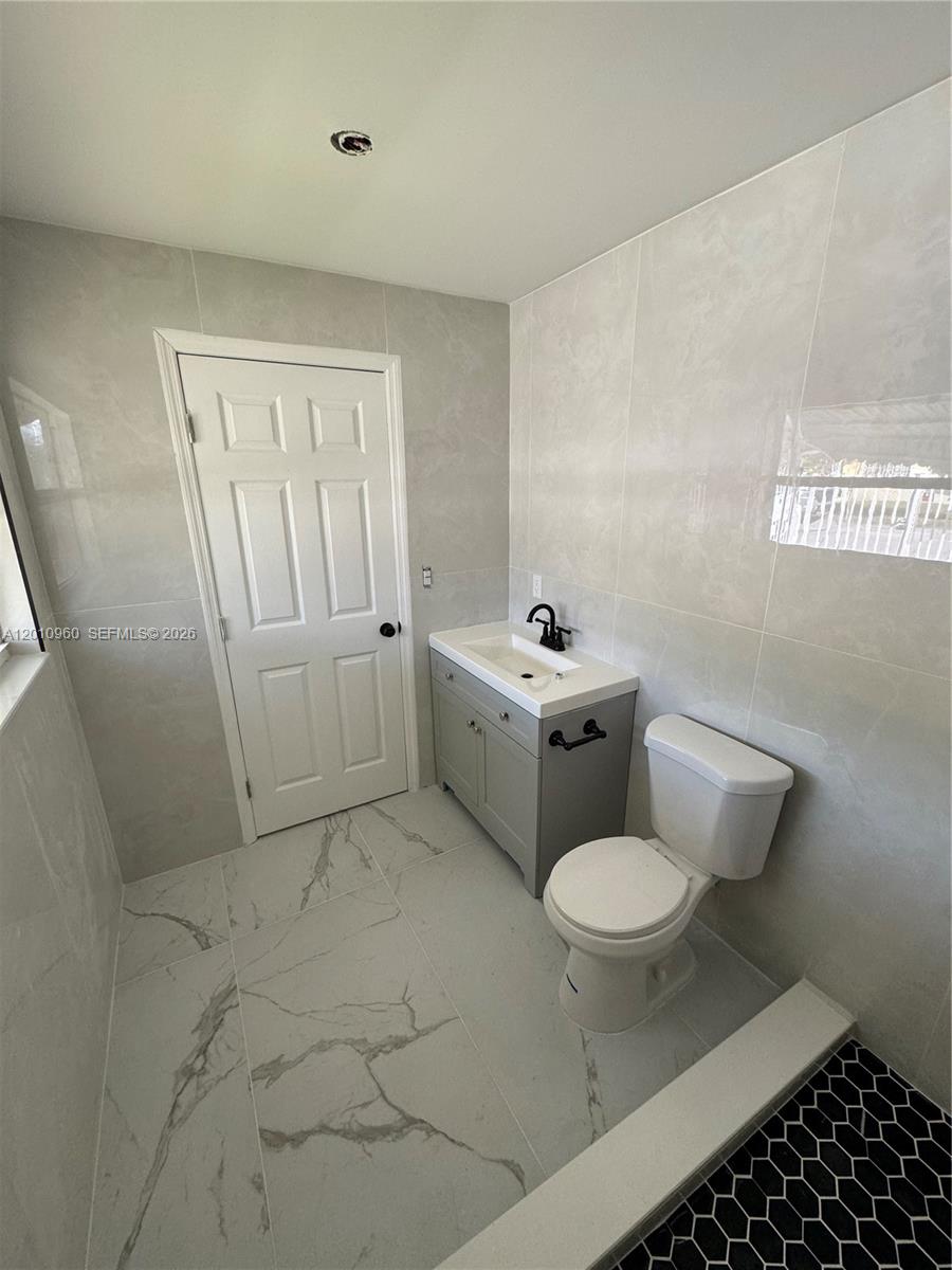 A12010960 Property Photo 3