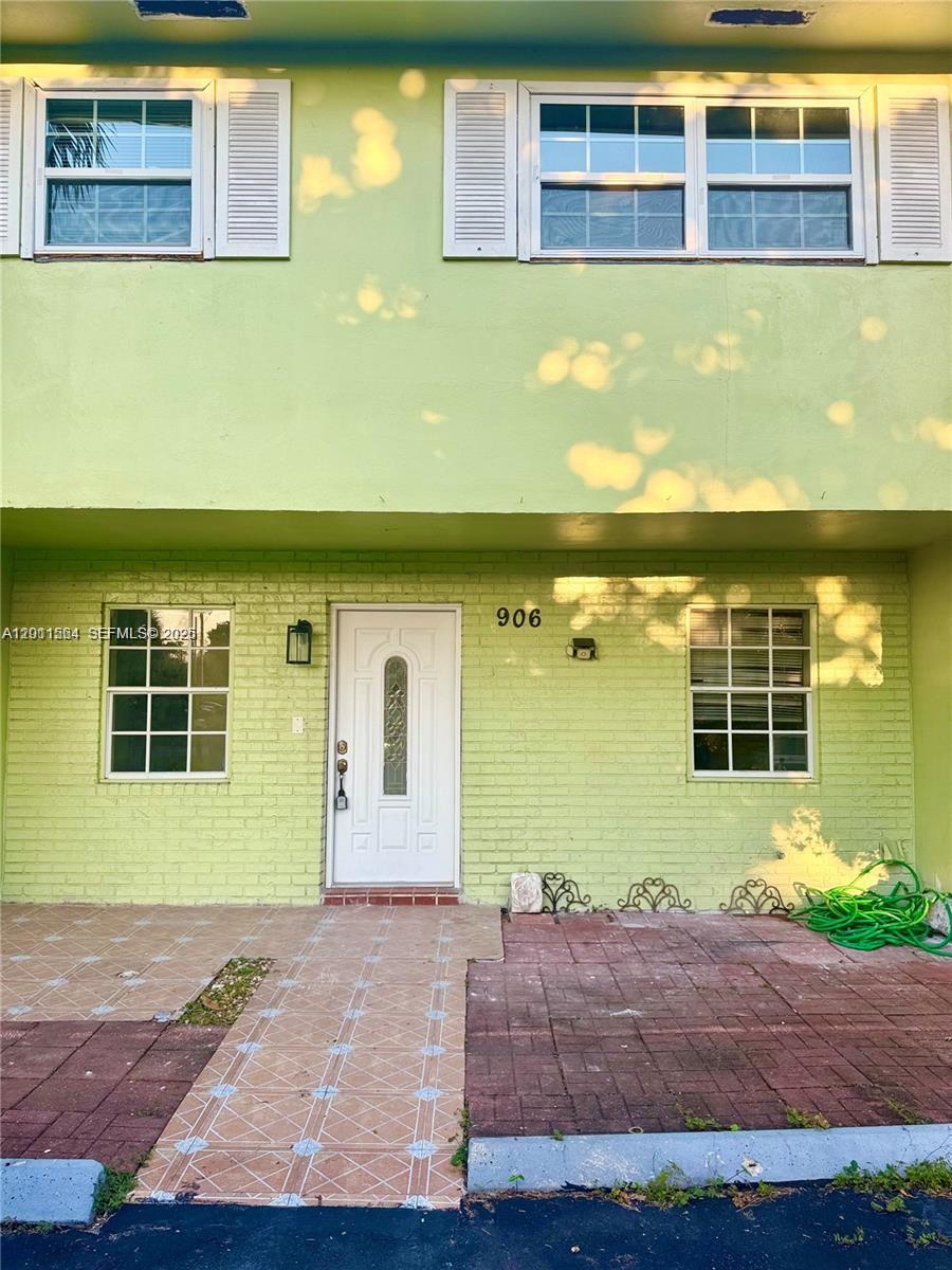 906 SW 74th Avenue