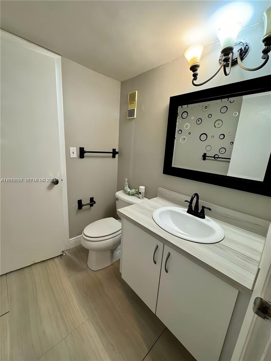1100 Saint Charles Place 606 Property Photo 5