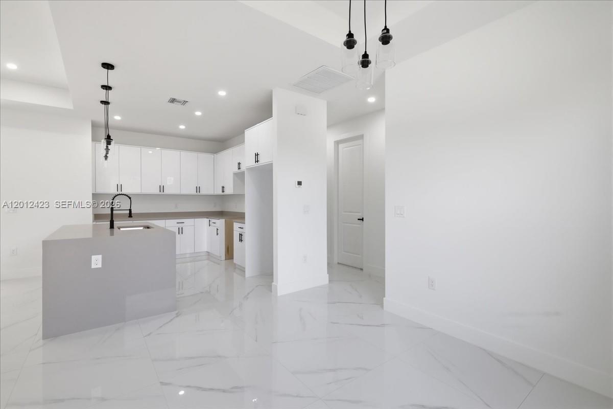 1032 Candlelight Drive Property Photo 11