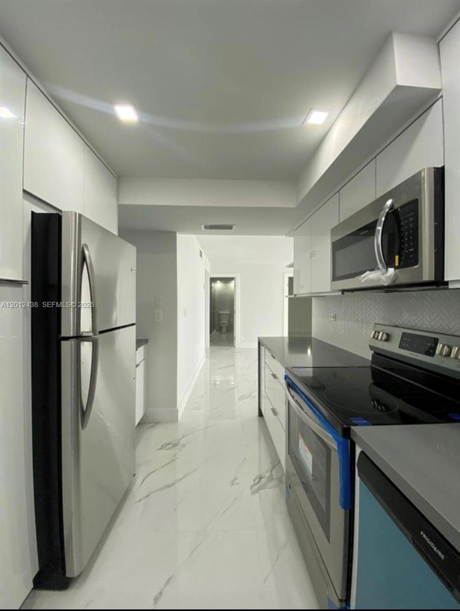 6039 Collins Avenue 1033 Property Photo 2