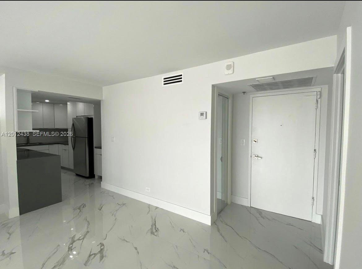6039 Collins Avenue 1033 Property Photo 3