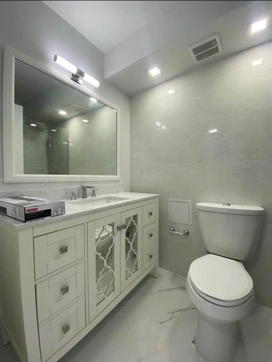 6039 Collins Avenue 1033 Property Photo 13