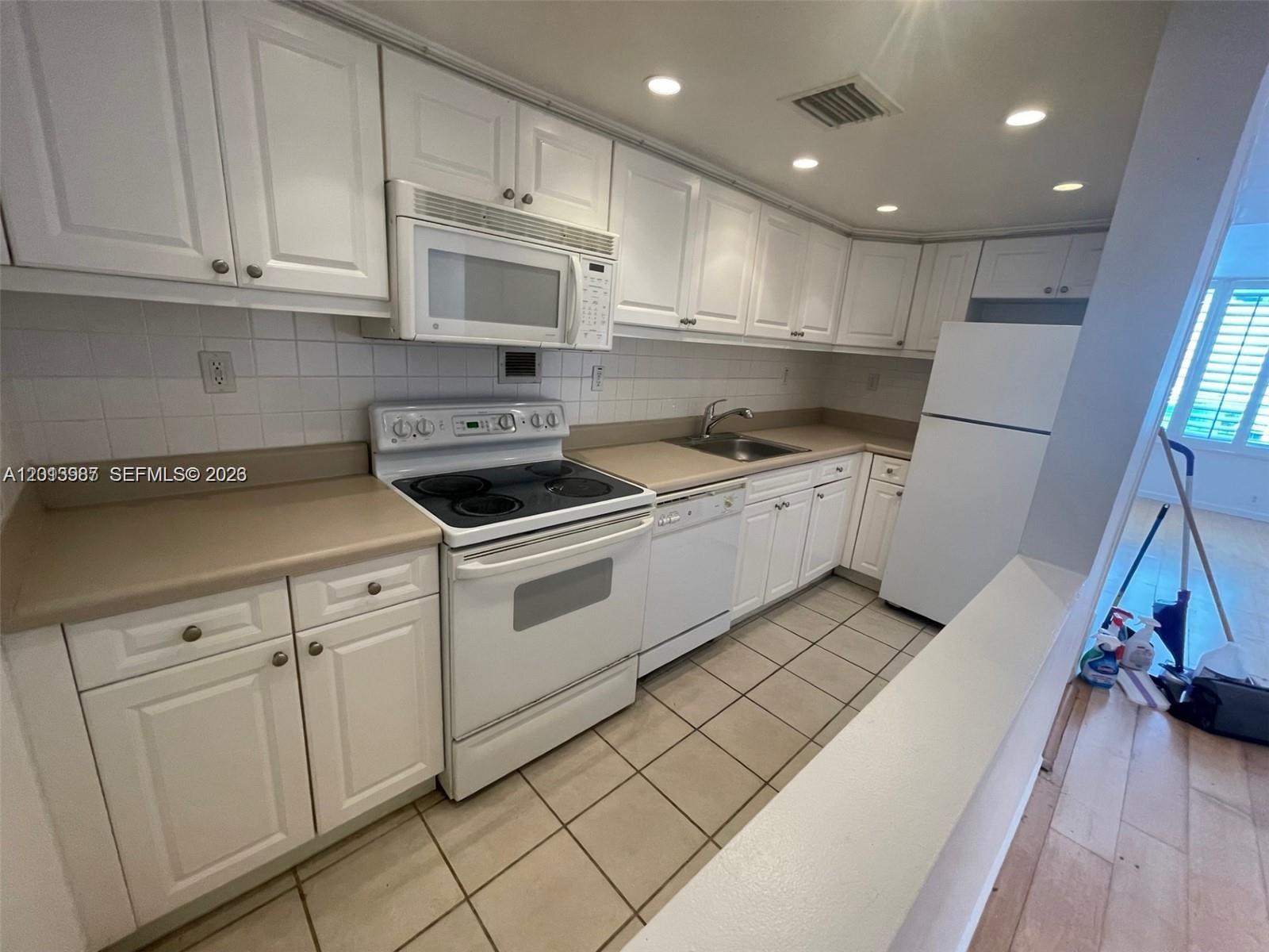 1000 West Avenue 1122 Property Photo 2