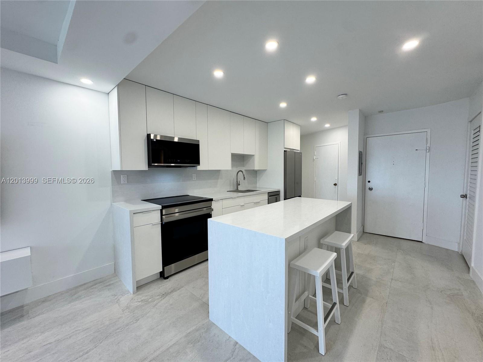 2899 Collins Avenue 1414 Property Photo 4