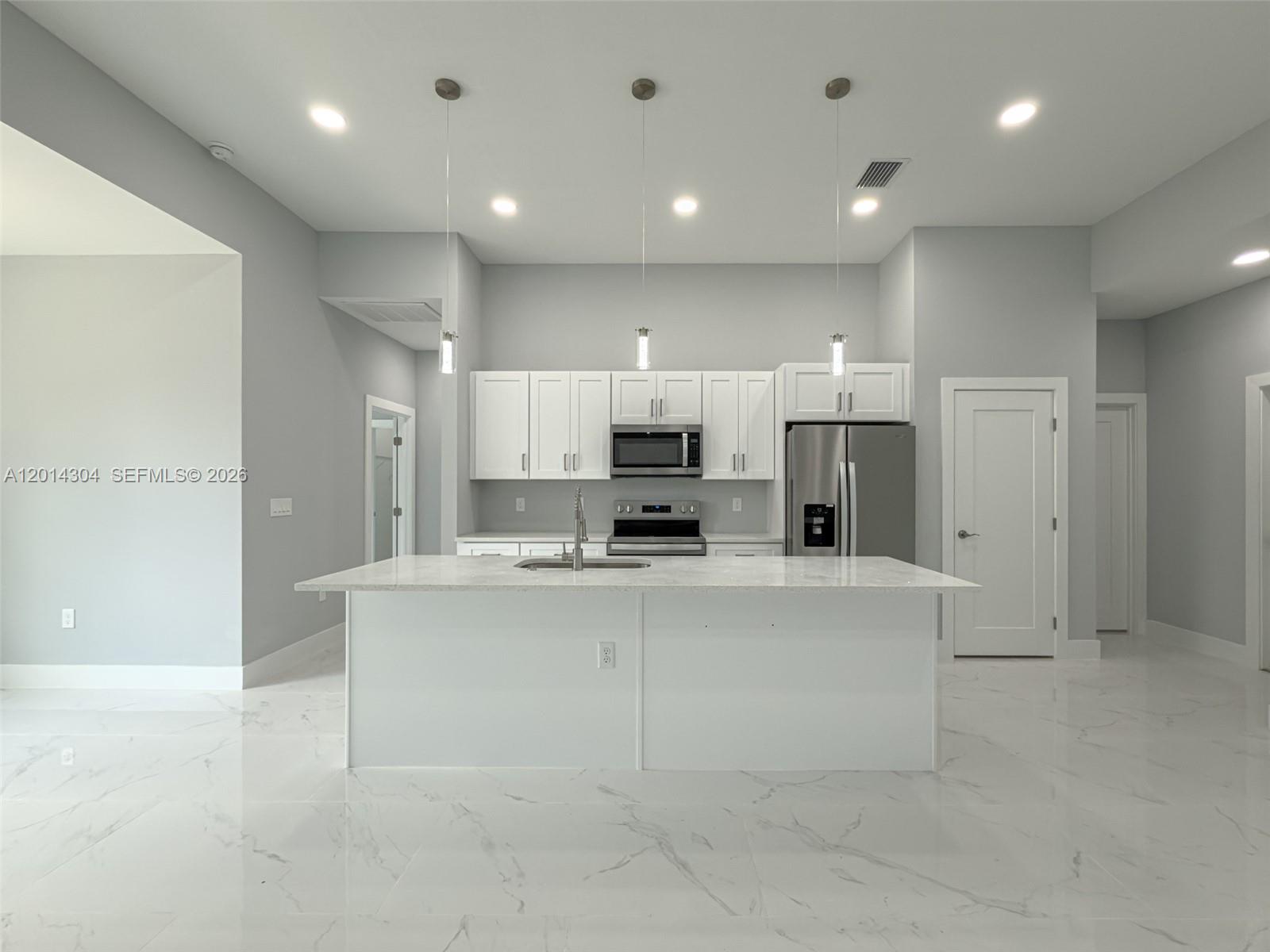 A12014304 Property Photo 3