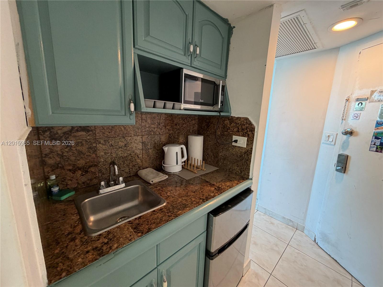 5445 Collins Avenue 1606 Property Photo 8