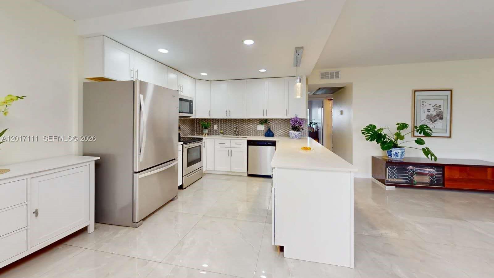 325 Wellington G G Property Photo 4