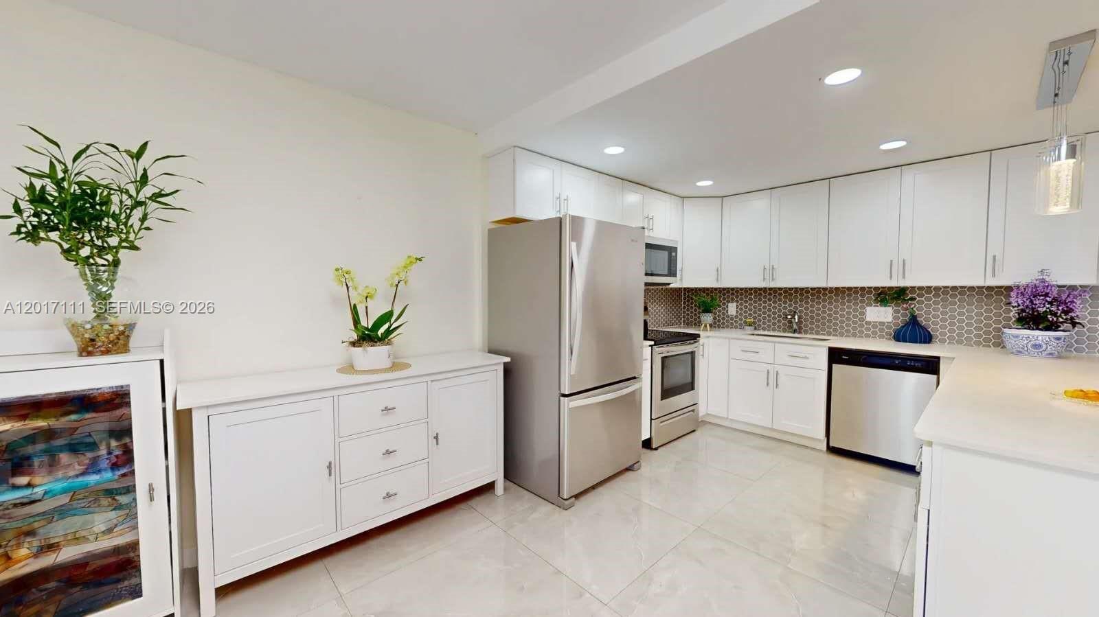 325 Wellington G G Property Photo 6