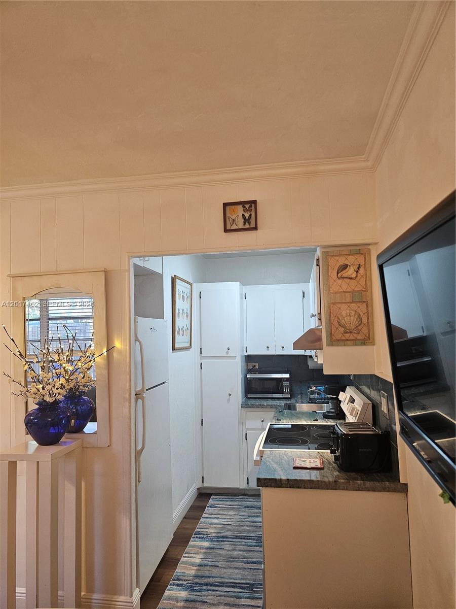 325 Fernwood Road 10 Property Photo 6