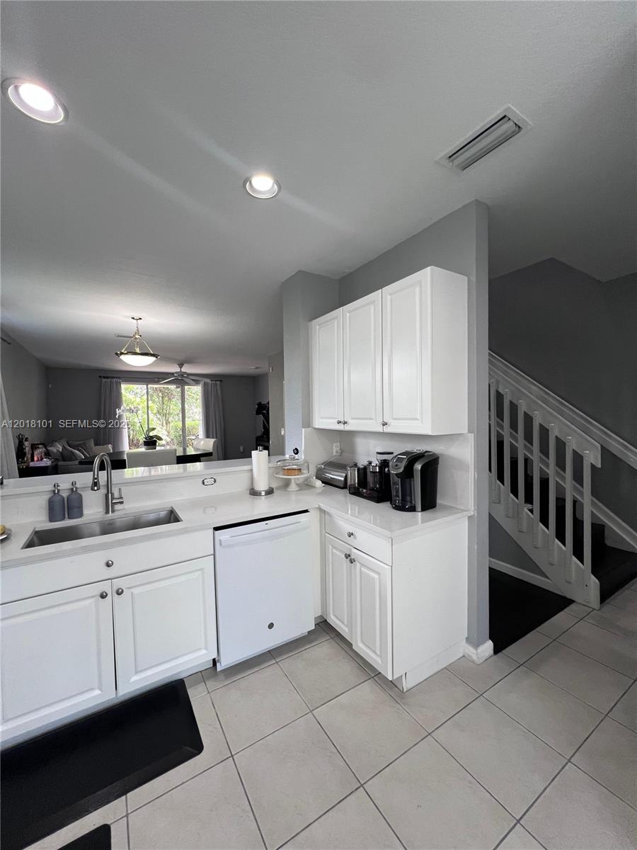 681 Nw 42nd Avenue - Property Photo 4