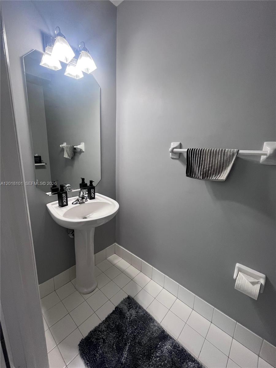 681 Nw 42nd Avenue - Property Photo 13