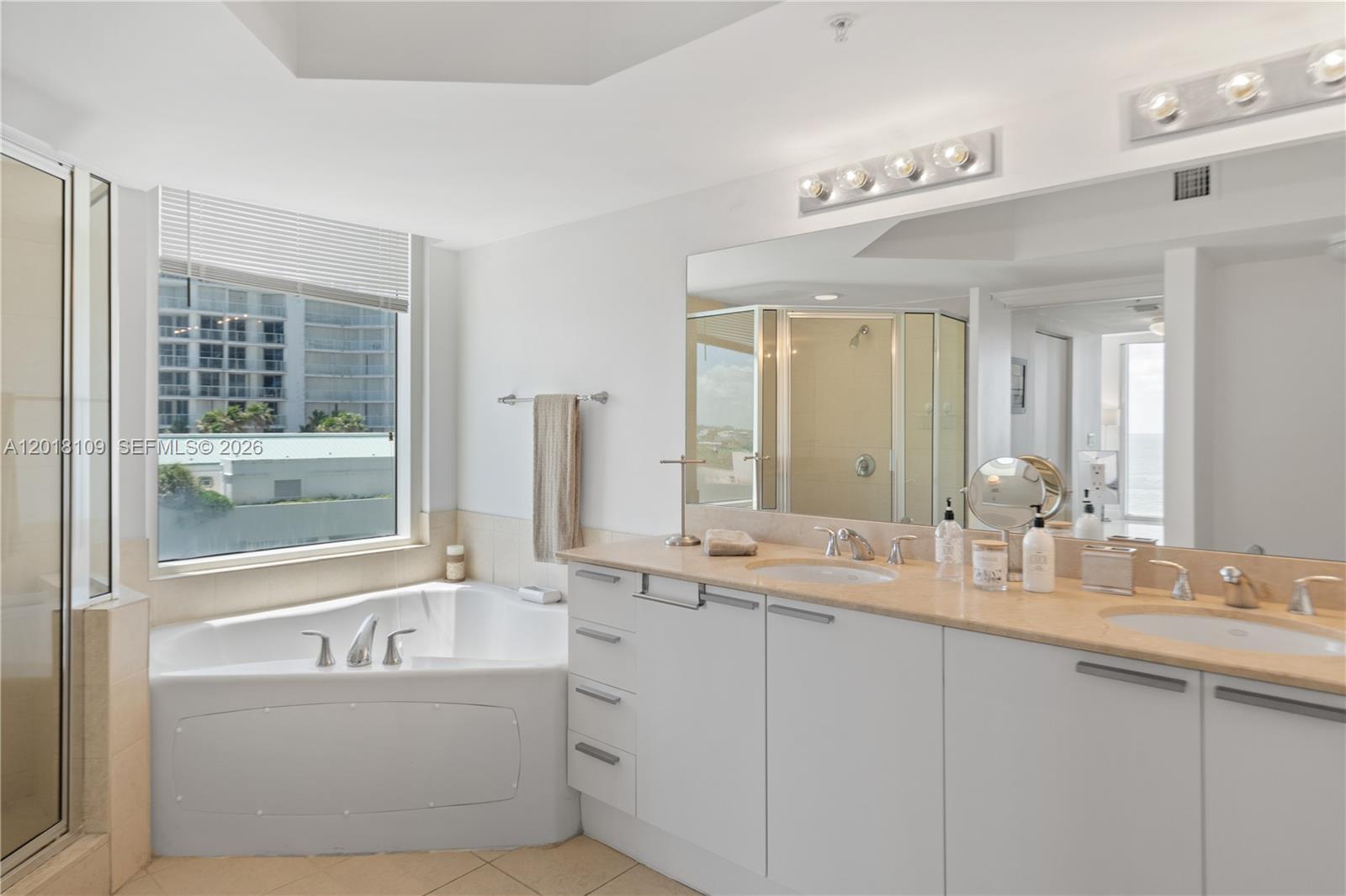 16699 Collins Avenue 702 Property Photo 10