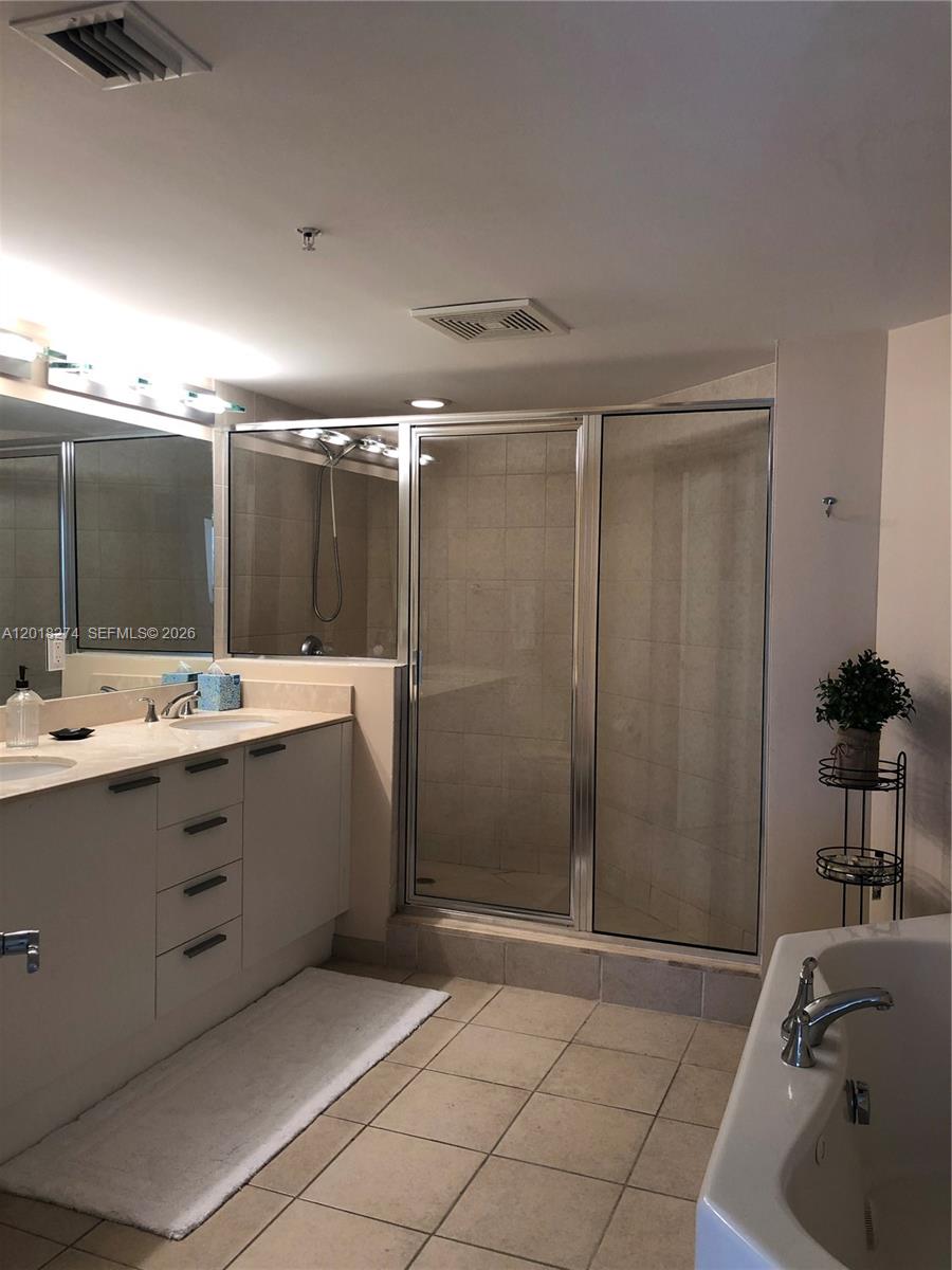 16699 Collins Avenue 2003 Property Photo 6