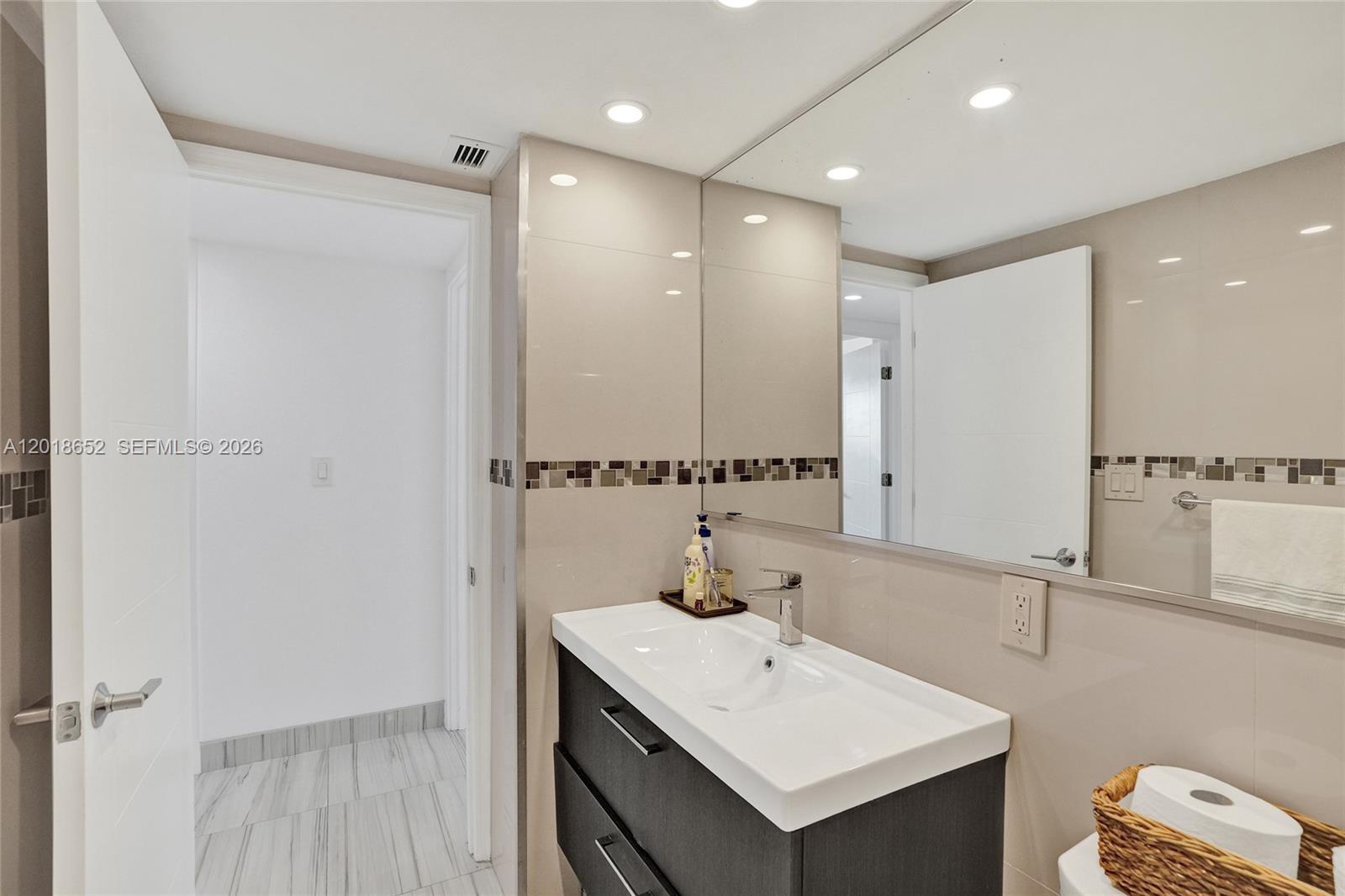 19370 Collins Avenue 426 Property Photo 22