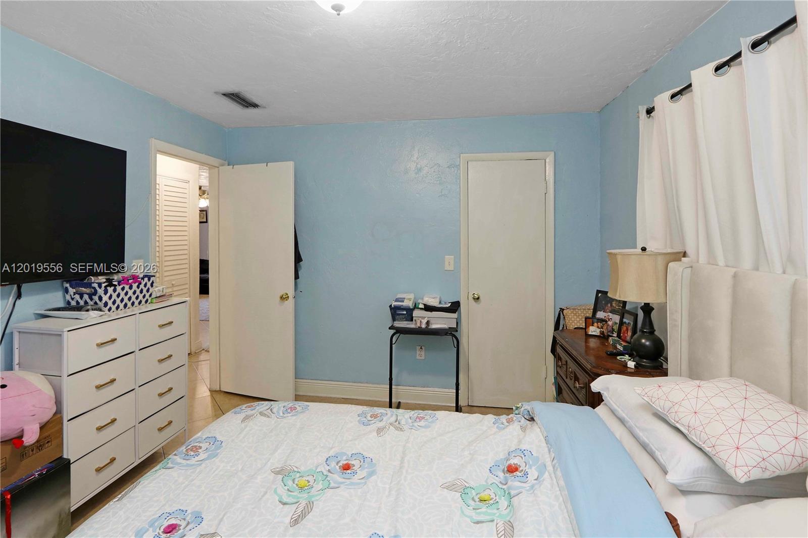 1275 W 35th Street 45b Property Photo 8