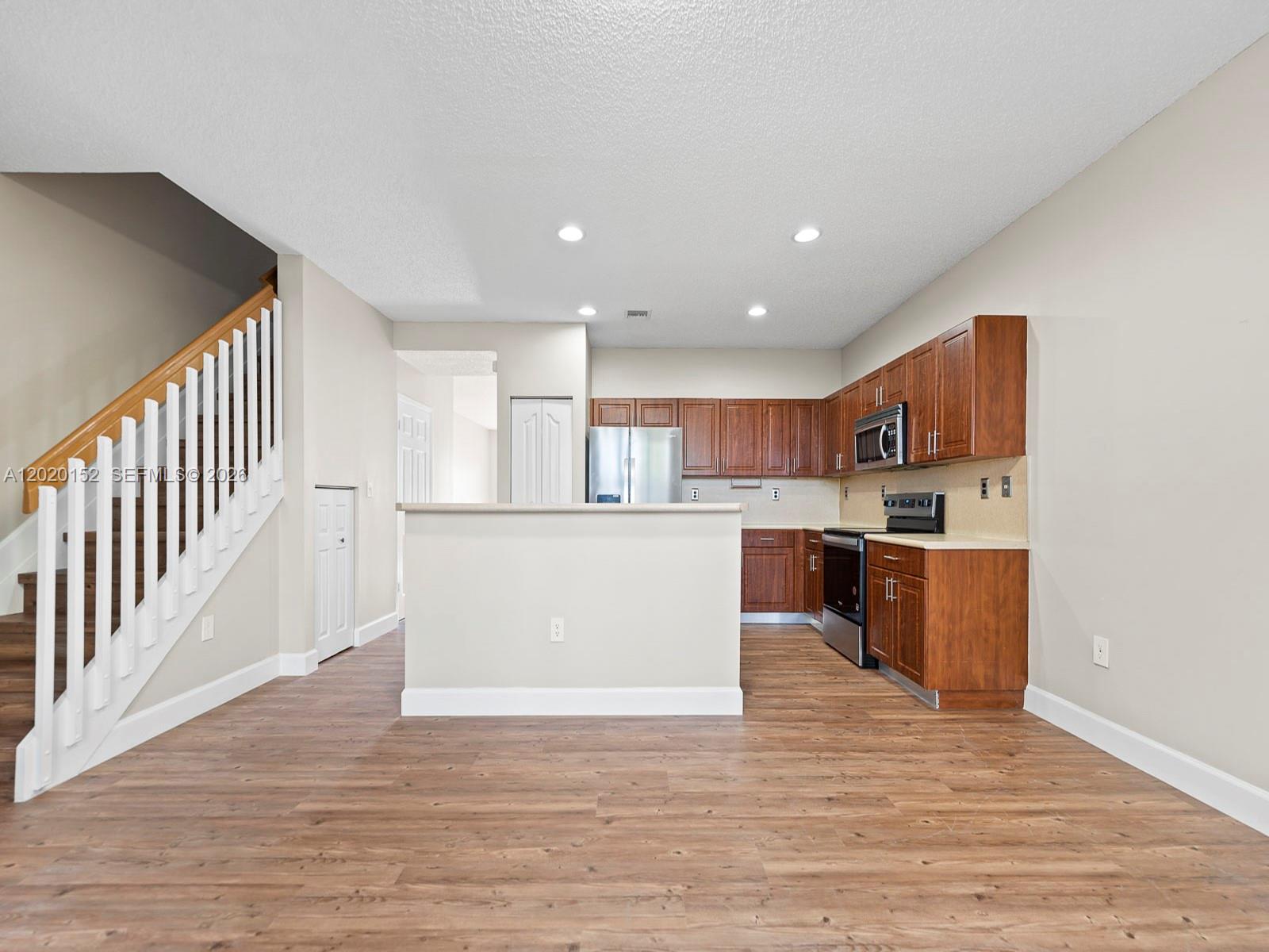 1049 Ne 42nd Place Property Photo 3