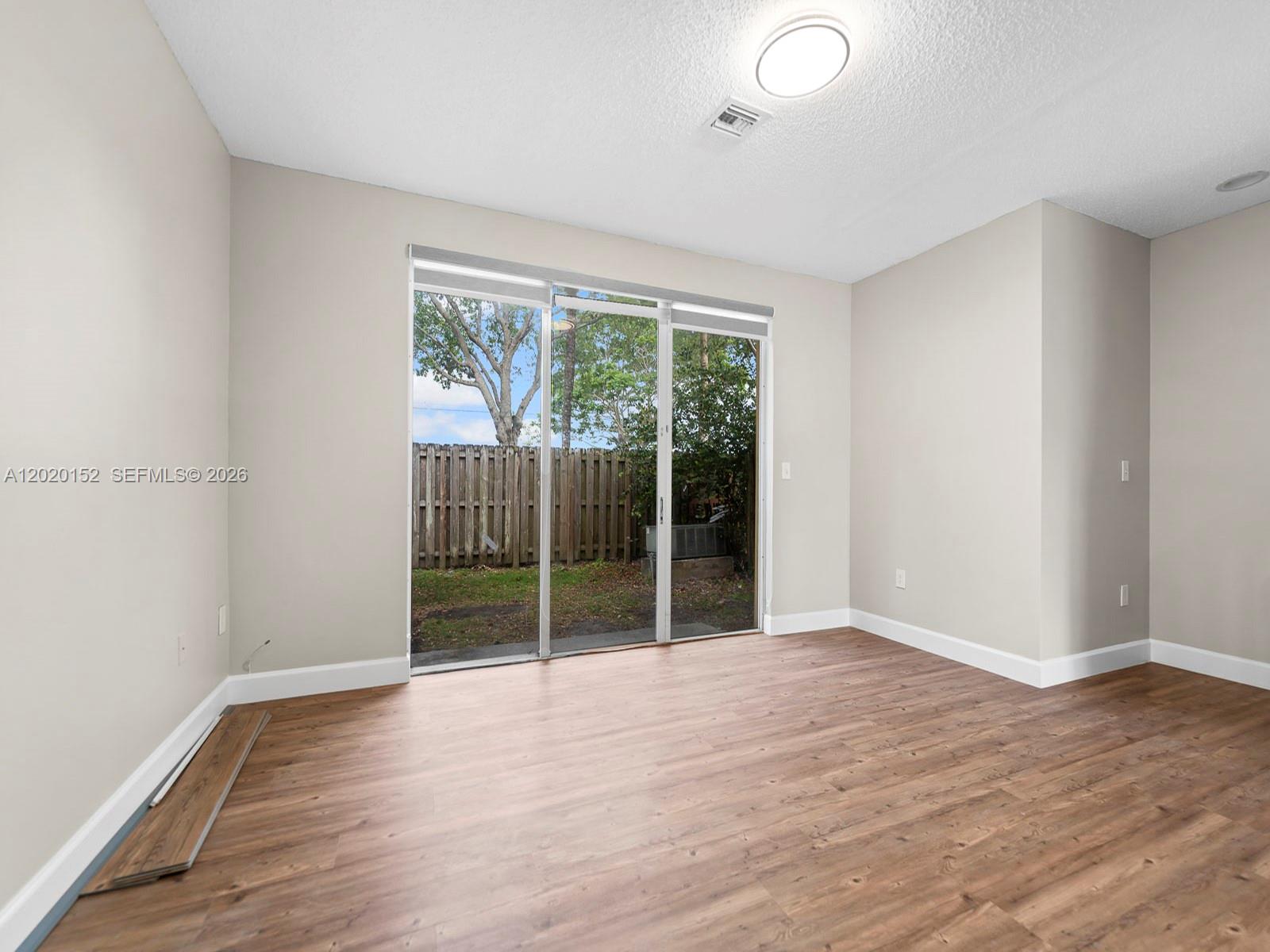 1049 Ne 42nd Place Property Photo 12