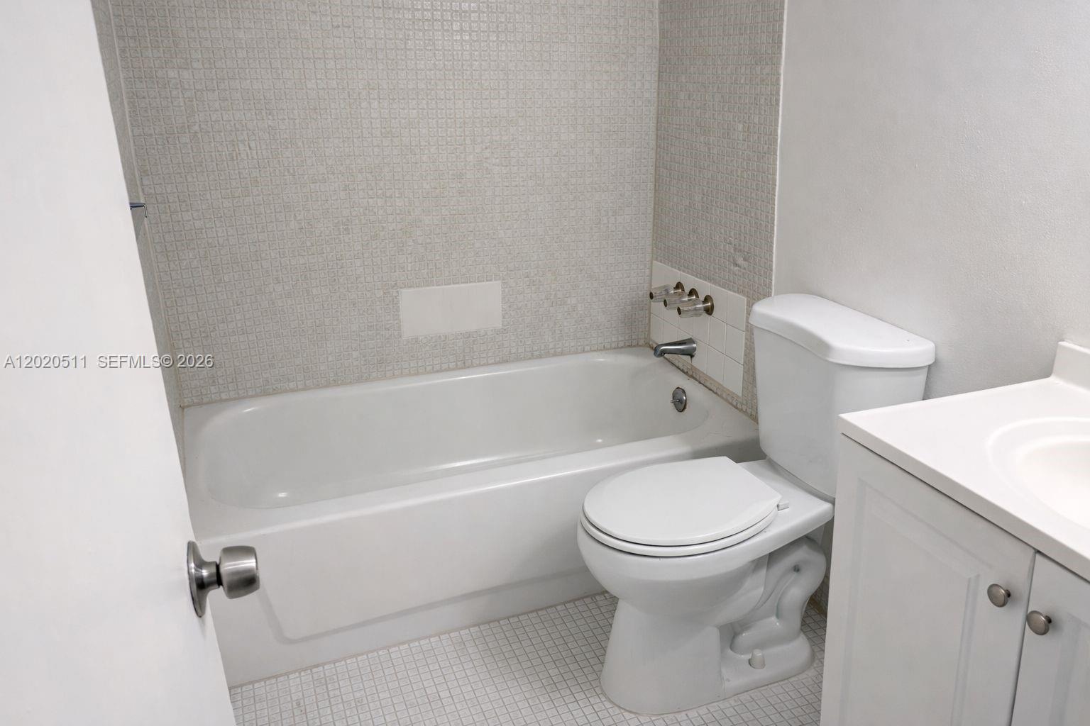 496 Nw 165th D-412 Property Photo 3