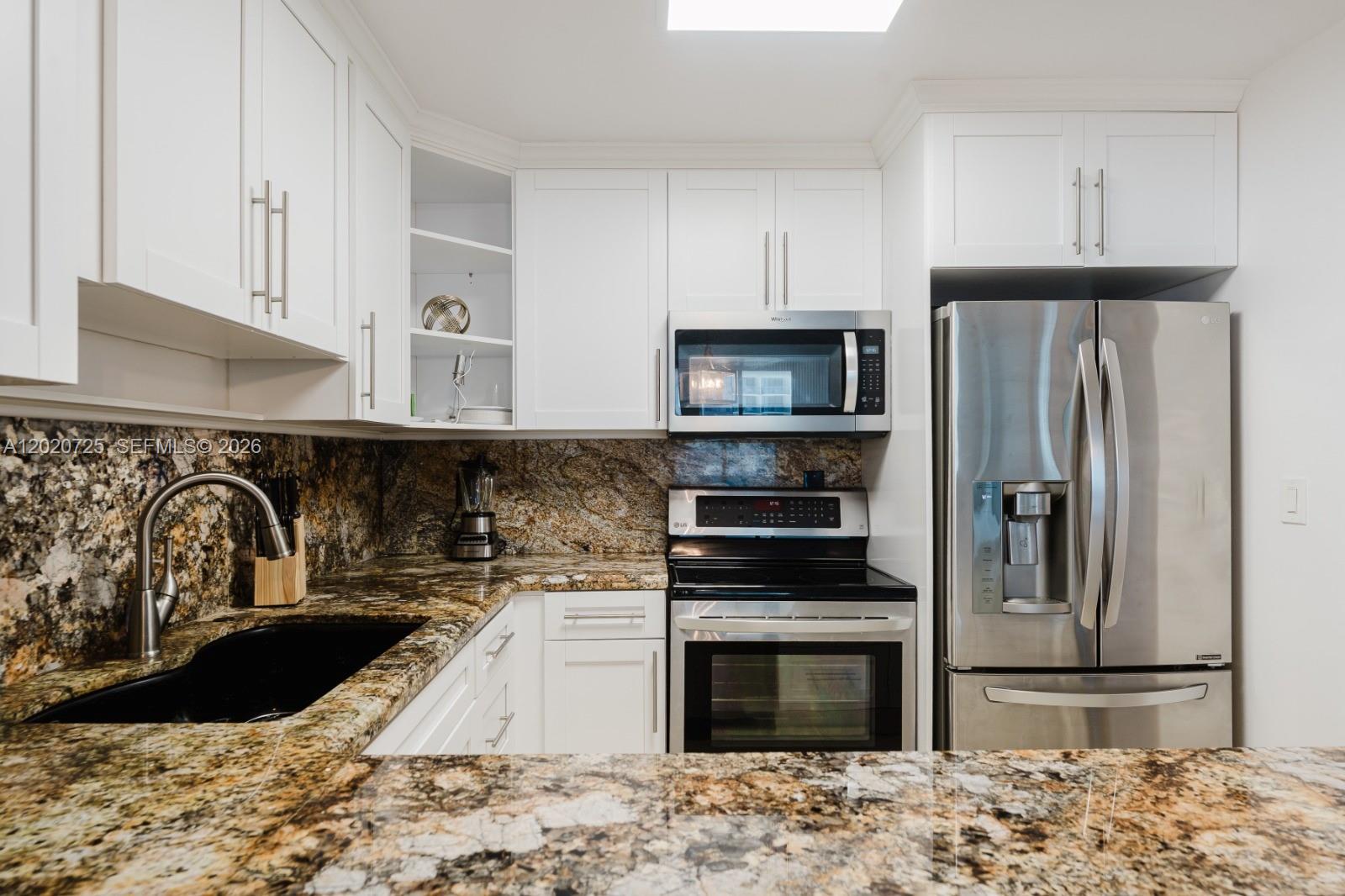 2301 Collins Avenue 804 Property Photo 4