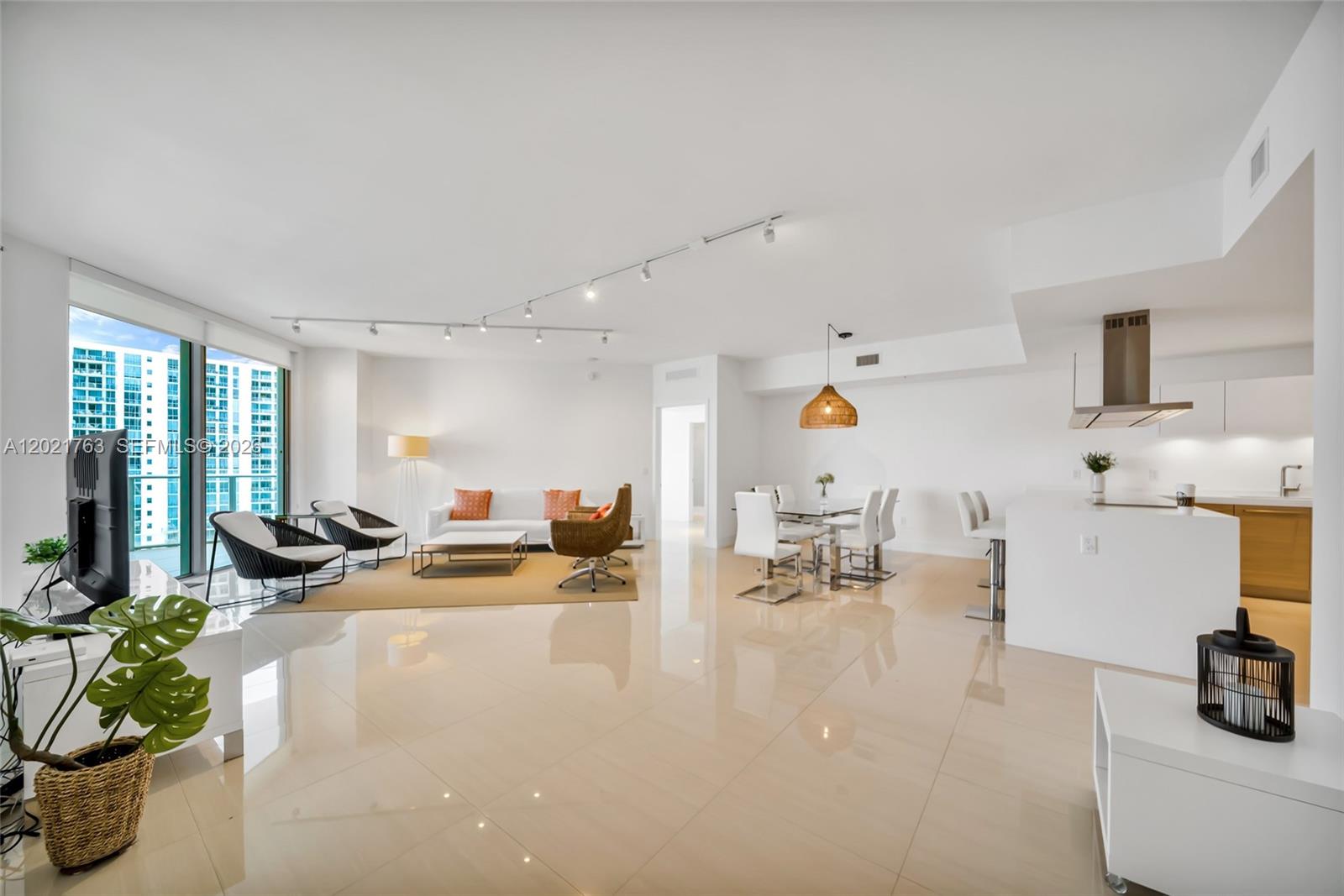 17301 Biscayne Boulevard 907 Property Photo 2