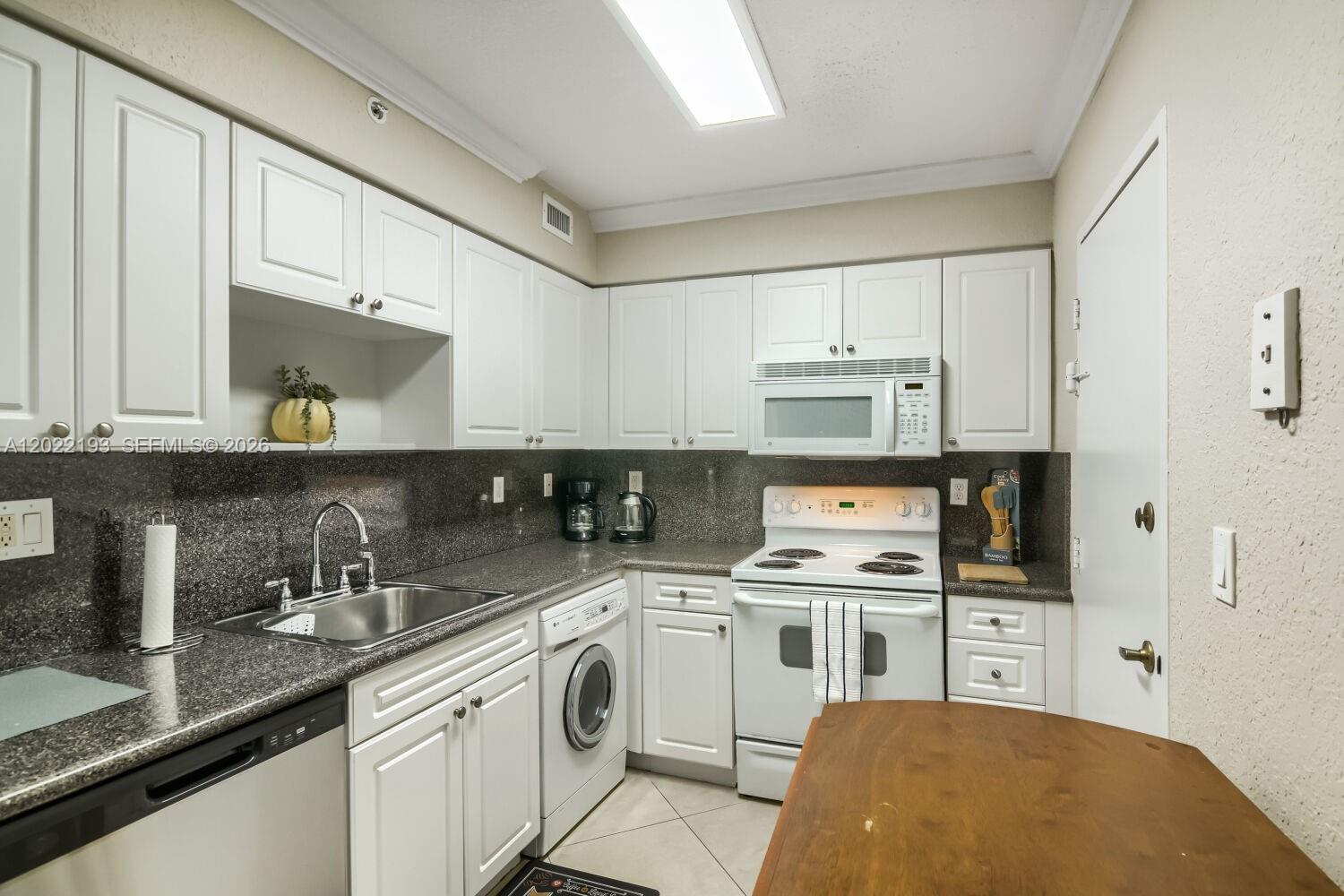 2501 S Ocean Drive 1129 (available Now-oct) Property Photo 4