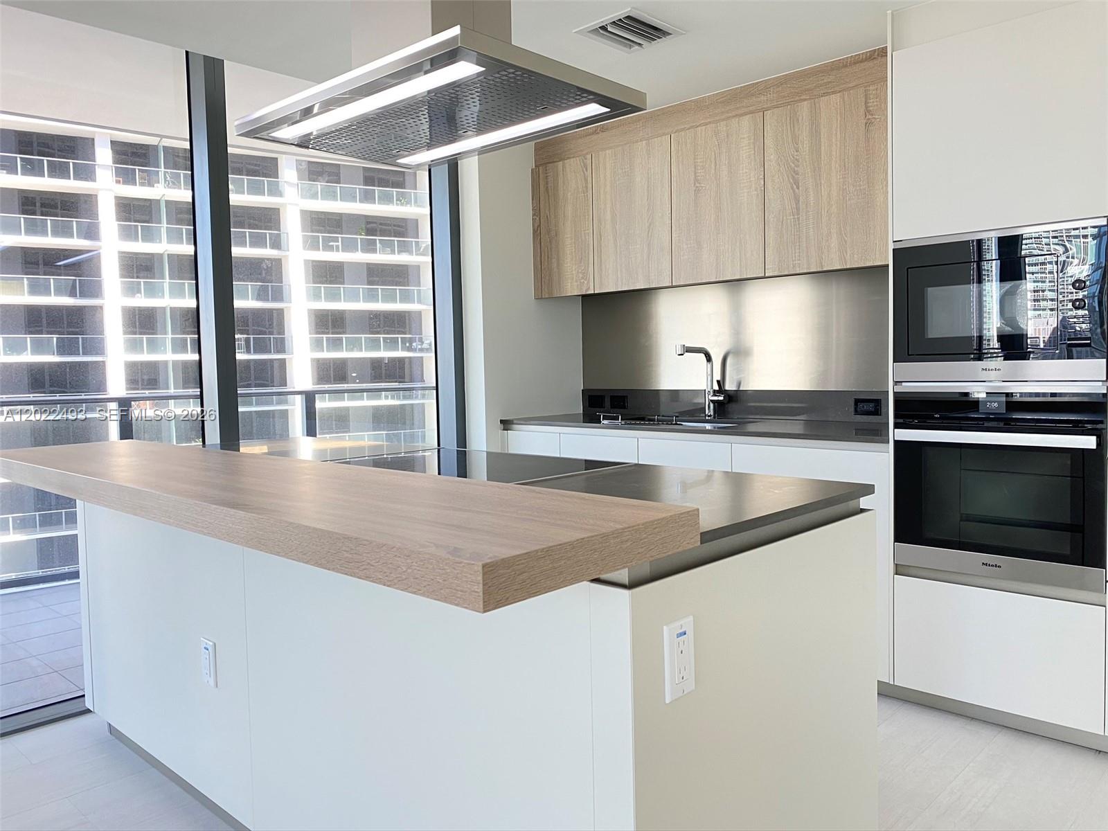 1000 Brickell Plaza 2715 Property Photo 3