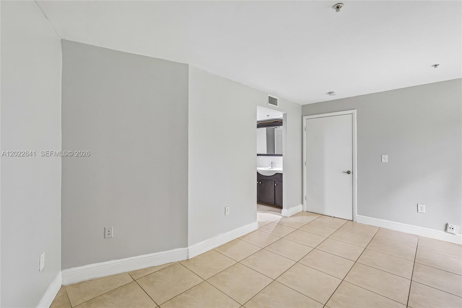 4147 Stirling Road 105 Property Photo 16